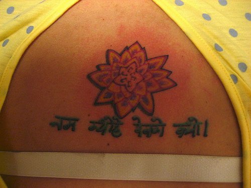 腹部黑色简约莲花与印度字符纹身图案