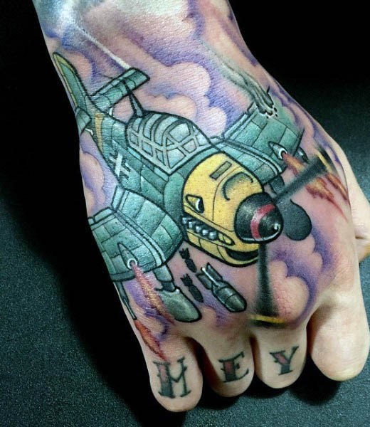 手背彩色滑稽的二战飞机纹身图案