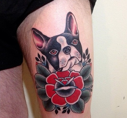 腿部彩色小狗和传统花朵纹身图片