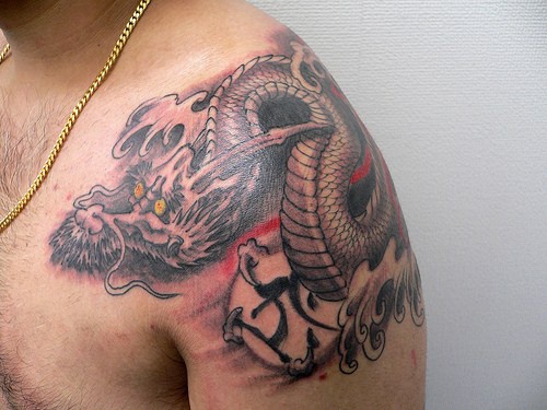 男士肩部日本龙纹身图案