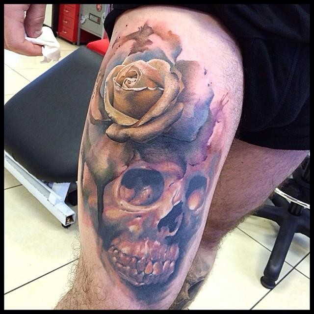 腿部水彩色玫瑰和人类头骨纹身图案