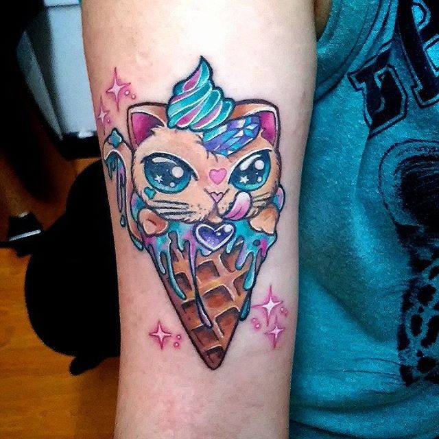 手臂新风格的彩色小猫和冰淇淋纹身