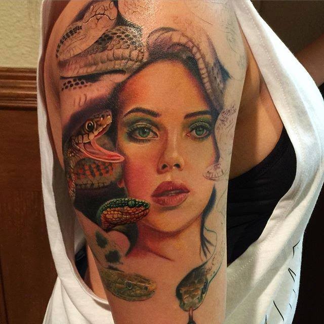 女生大臂女性肖像被蛇围绕个性纹身图案