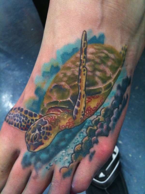 脚背彩色逼真的海龟纹身图案