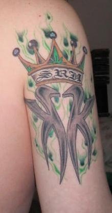 图腾和绿色火焰皇冠纹身图案