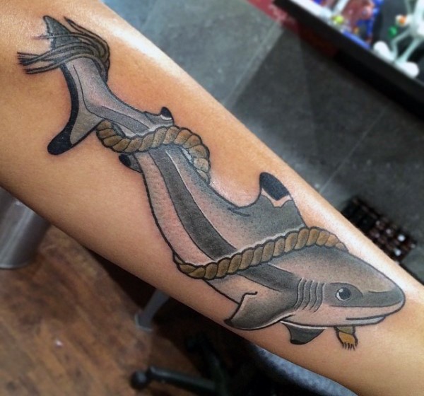漂亮的鲨鱼和绳子纹身图案