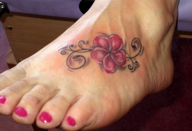 女性脚背彩色夏威夷花纹身图案