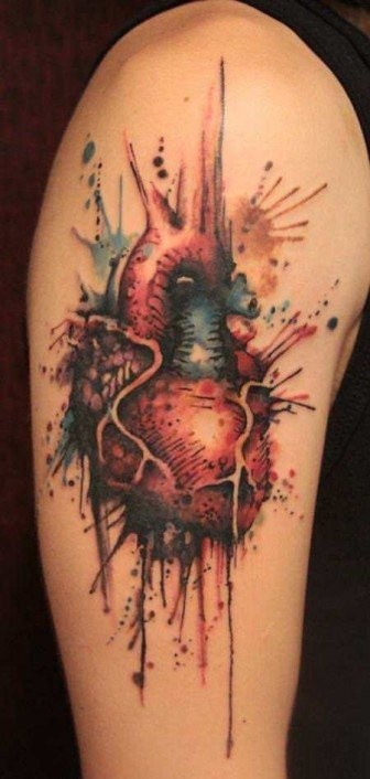 肩部水彩风格的心脏纹身图案