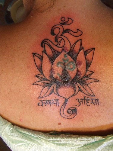 女性背部莲花与印度字符纹身图案