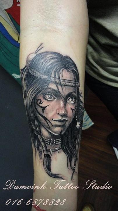手臂彩色部落女孩肖像纹身图案