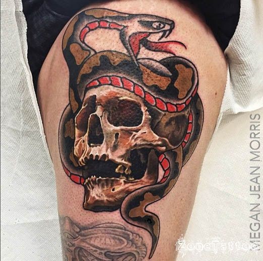 大腿old school彩色骷髅与邪恶蛇纹身图案