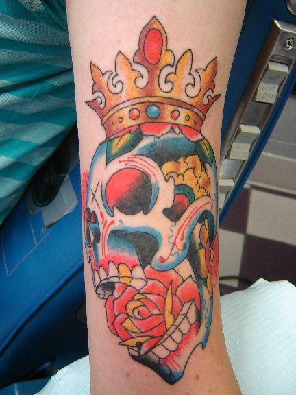 彩色皇冠骷髅嘴里有玫瑰纹身图案