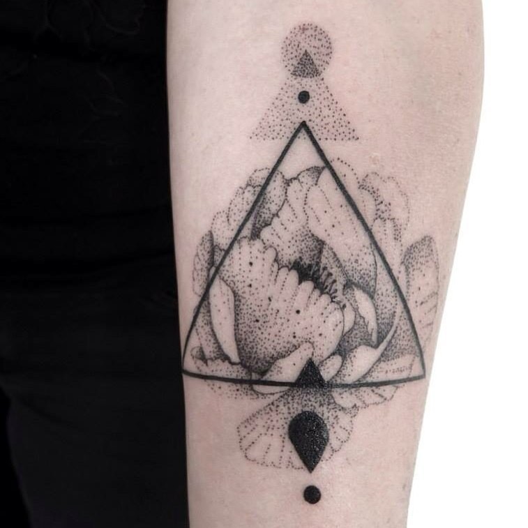 手臂黑色点画风格三角式花朵纹身