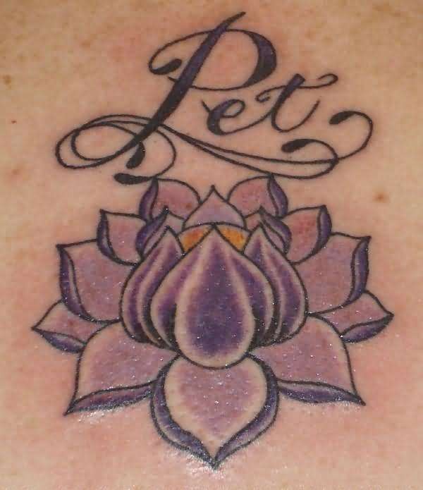 背部彩色莲花与字母纹身图案