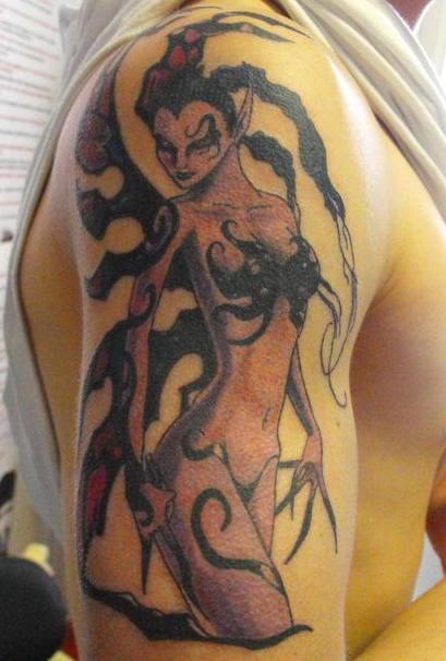 大臂邪恶性感的仙女纹身图案