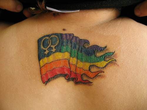 背部彩色同性恋标志的纹身图案