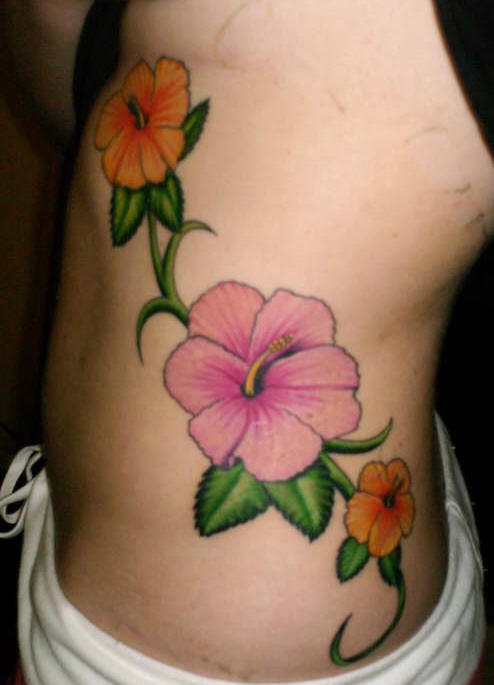 女性腰侧彩色木槿花纹身图片