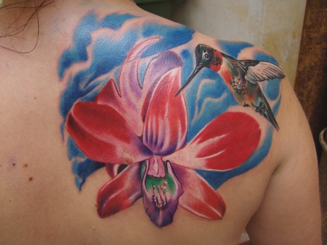 肩部彩色花朵与蜂鸟纹身图案