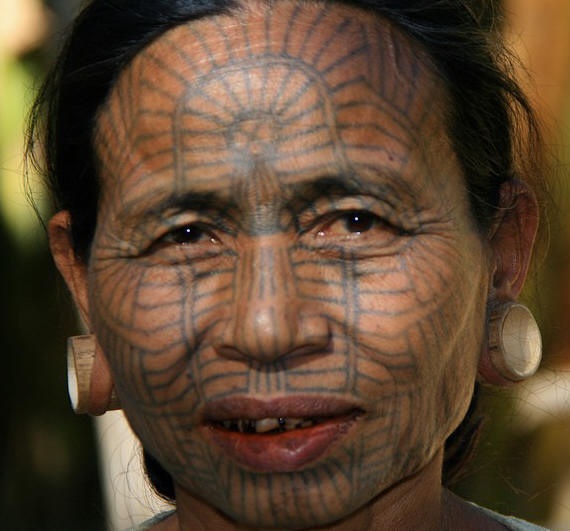 传统民族的脸部净面纹身图案
