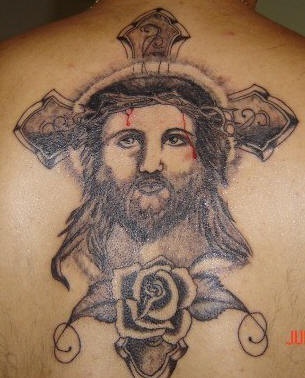 耶稣十字架和玫瑰纹身图案