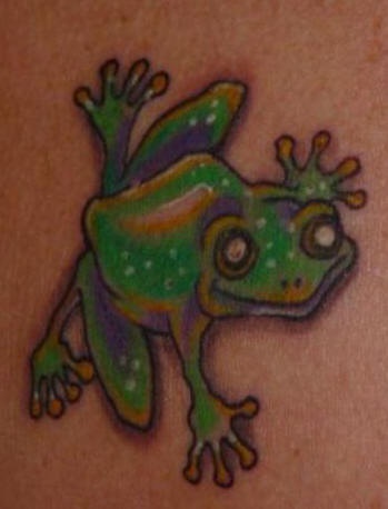 肩部彩色微笑的绿蛙纹身图案