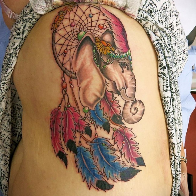 侧肋插画风格彩色捕梦网和大象纹身图案