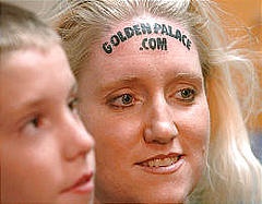 女性额头上的英文字母广告纹身