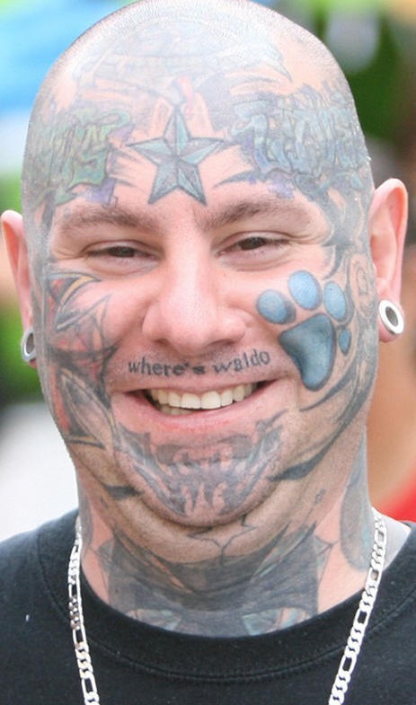 男性脸部五角星花体字母纹身图案