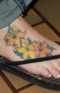 女性脚部彩色漂亮的花朵纹身图案
