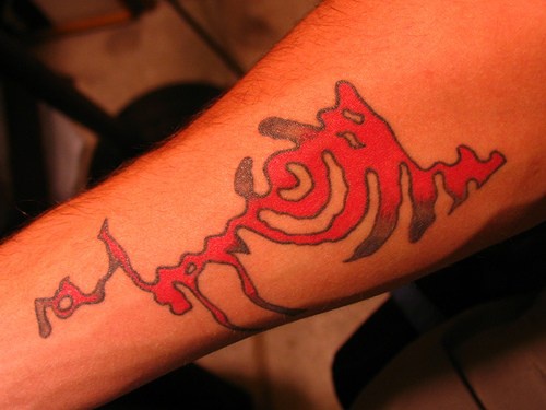 手臂彩色红色迷宫图像纹身图案