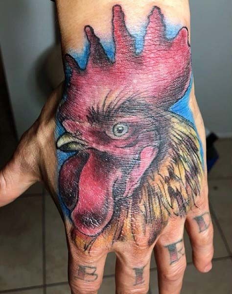手背彩色公鸡头部纹身图案