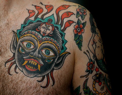 胸部印度恶魔脸纹身图案