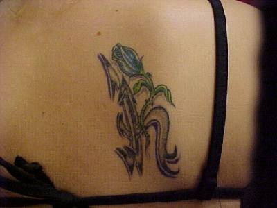 背部彩色花为字母纹身图案