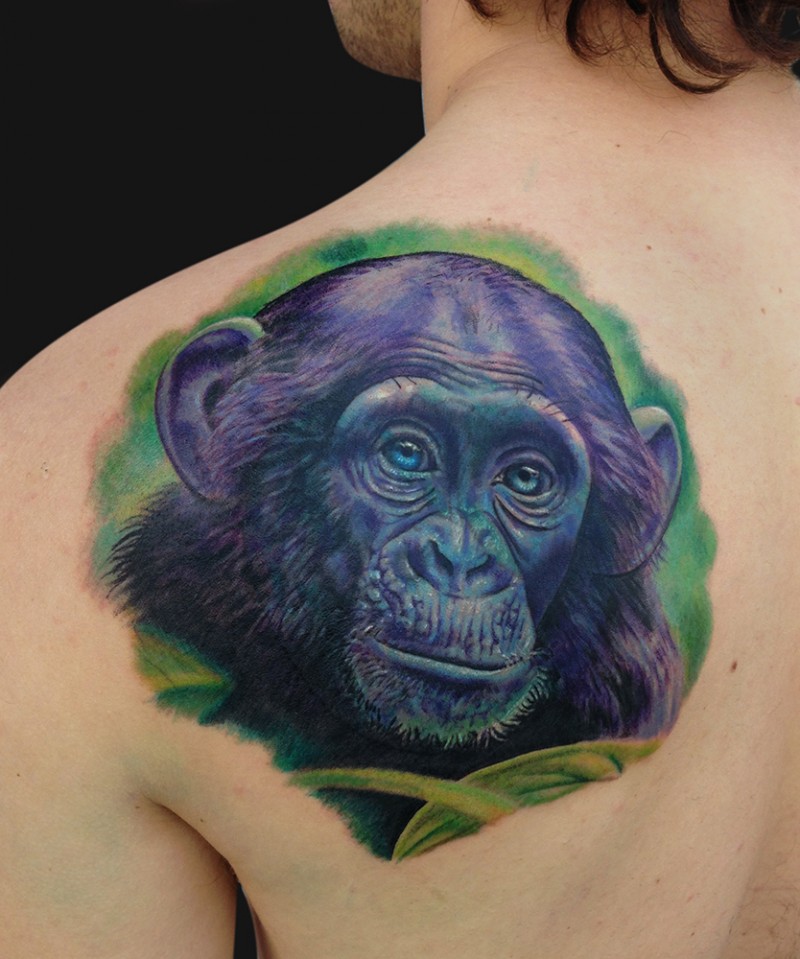背部紫罗兰色猩猩纹身图案