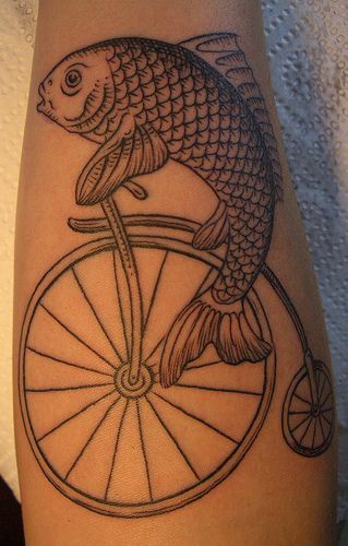 手臂线条老自行车上的鱼纹身图案