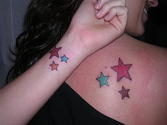 女性肩部彩色五角星纹身图片