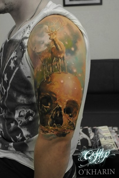 手臂奇特的彩色骷髅与鹿纹身图案