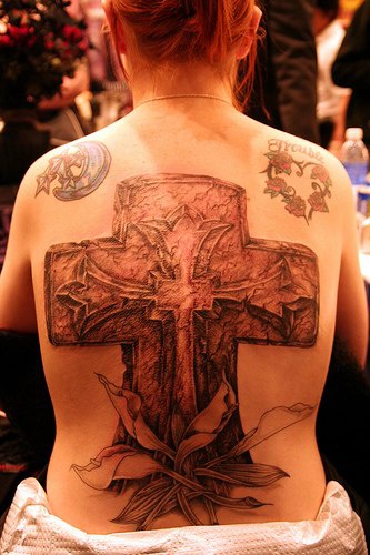 背部石头十字架花朵纪念纹身图案