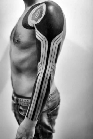 男性手臂大规模设计部落纹身图案