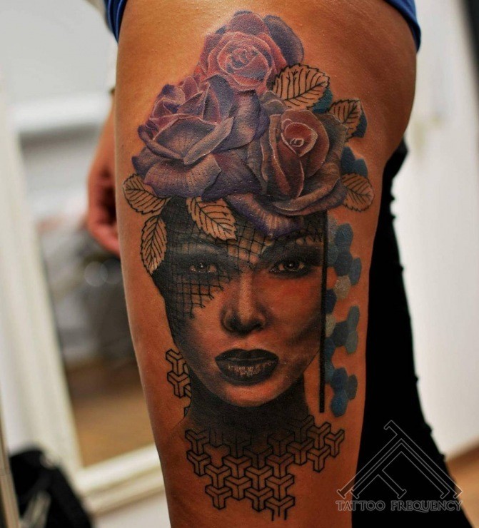 大腿现代传统风格的彩色女性肖像和鲜花纹身图案