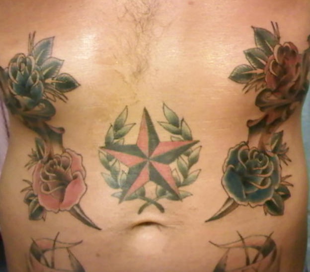 腹部胸部五颜六色的玫瑰五角星纹身图案