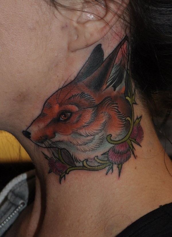 脖子上的彩色老狐狸纹身图案