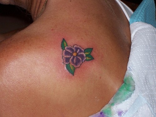 女性肩部紫色花朵纹身图案