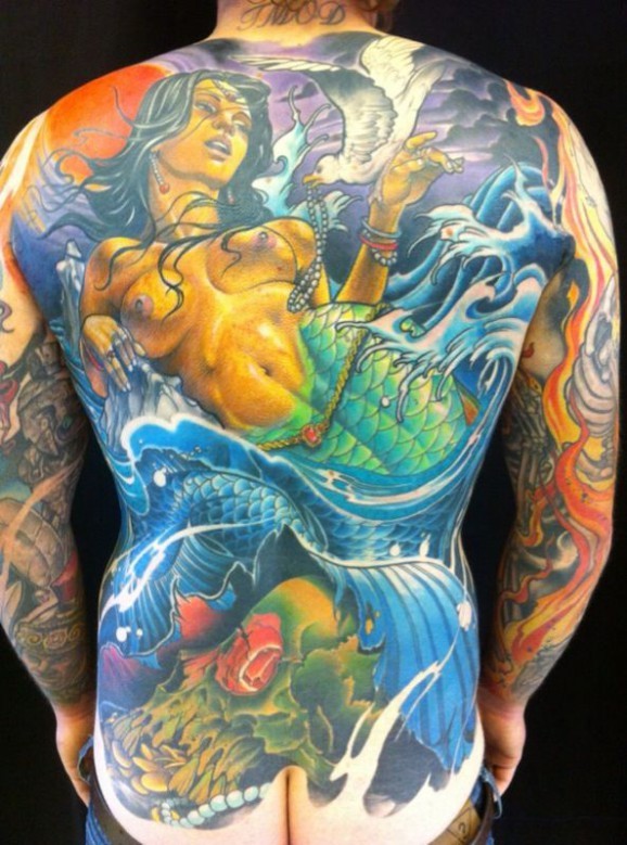 男性满背彩色美人鱼纹身图案