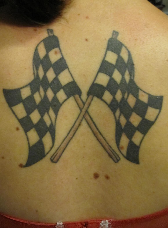 背部黑白色方格赛车旗帜纹身图案