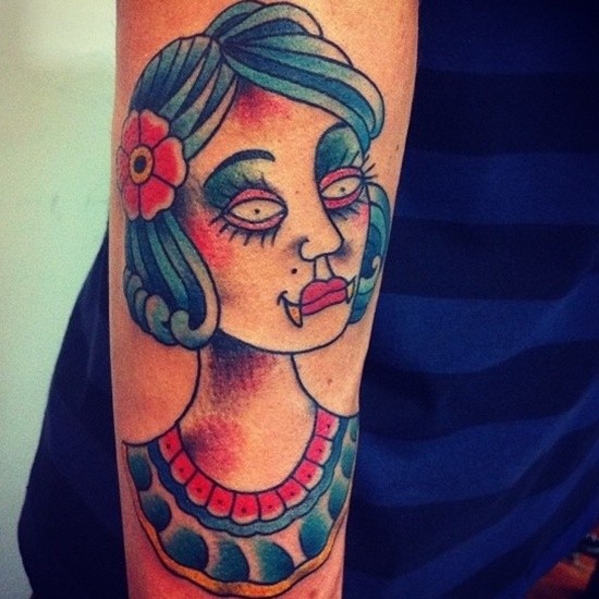 手臂简单的彩色吸血鬼女性肖像纹身图片