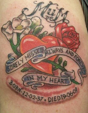 肩部彩色鲜花和红心纪念纹身图片
