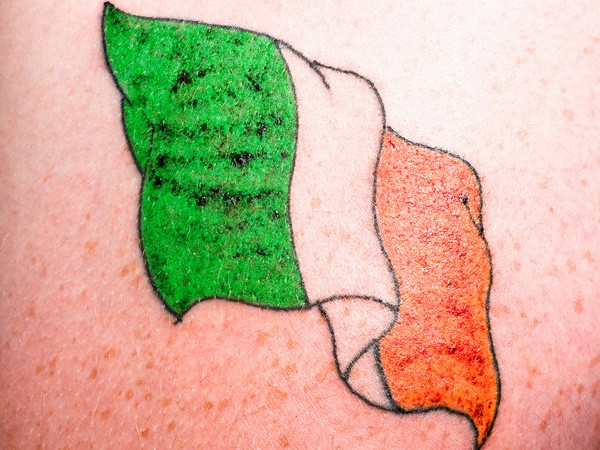 肩部彩色爱尔兰国旗纹身图片