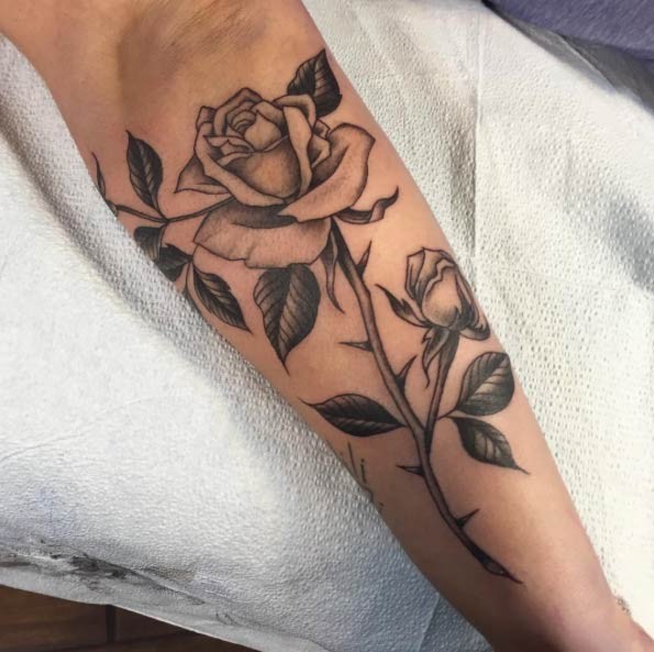 手臂灰色嫩玫瑰花纹身图案