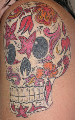 女性肩部彩色骷髅花纹纹身图案